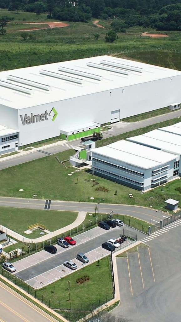 Vista aérea de unidade industrial da Valmet, com edificações, áreas verdes e estacionamento